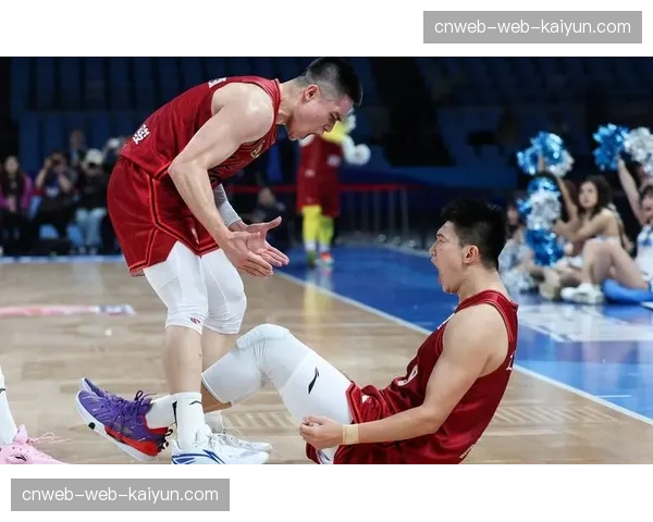 特写：翟晓川赛后与每一位年轻队员击掌，队长的传承